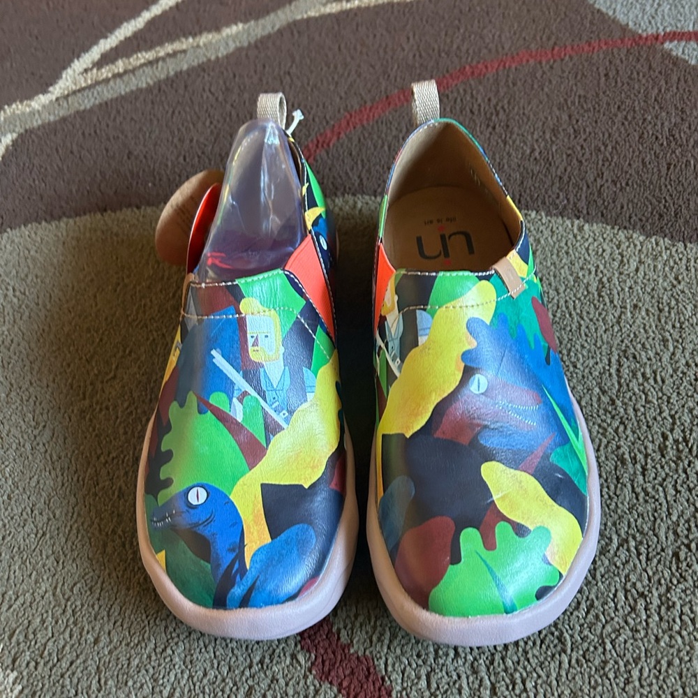 UIN slip on shoes size 6M